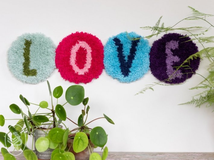 Durable Latch hook yarn | Het Wolhuis Love wandhanger