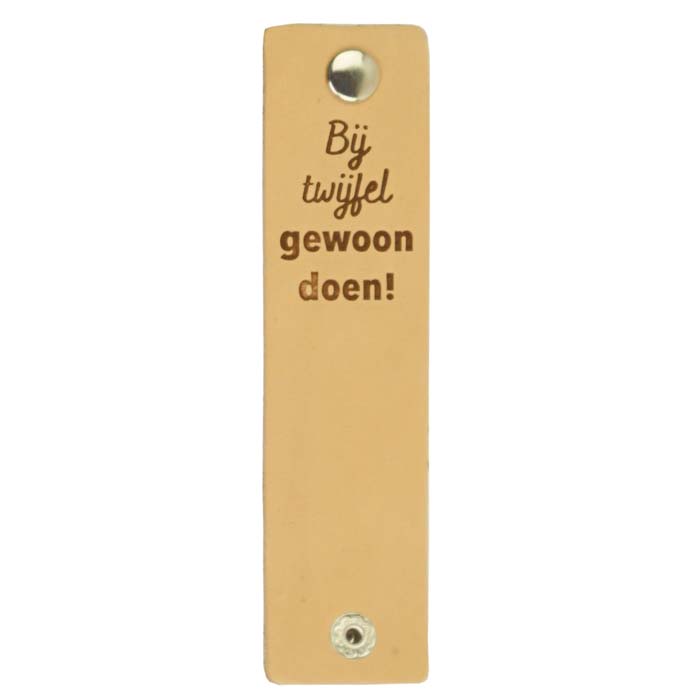 Durable Leren Label - Bij Twijfel Gewoon doen 12x3cm-020.1218 | Het Wolhuis Leren Label rechthoekig met drukknoop - Bij Twijfel Gewoon doen 12x3cm-001