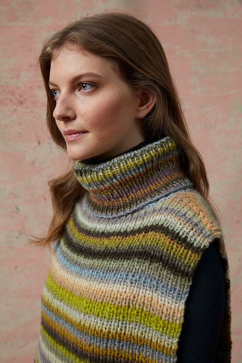 Lang Yarns - Cape met rolkraag - Punto 31-12 | Het Wolhuis Lang Yarns - Cape met rolkraal - Punto 31-12