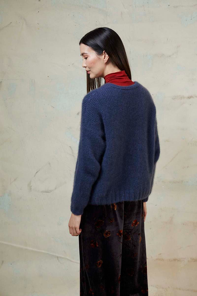Lang Yarns - Cardigan Jasmin - 60-11 | Het Wolhuis Deze trui met ronde hals wordt van boven naar onder met verkorte naalden in de nek gebreid van het Lang Yarns Cashmere Light garen. | Het Wolhuis