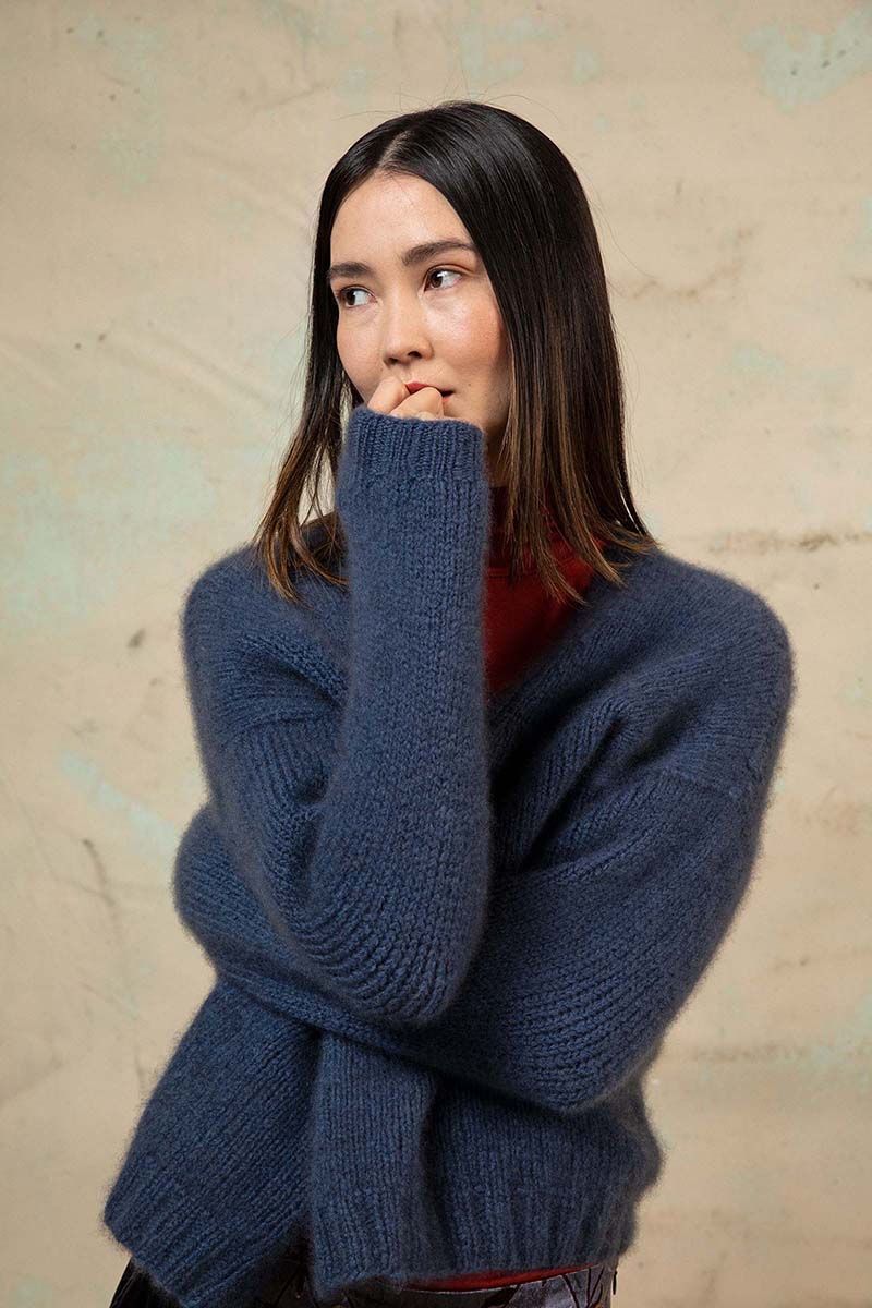 Lang Yarns - Cardigan Jasmin - 60-11 | Het Wolhuis Deze trui met ronde hals wordt van boven naar onder met verkorte naalden in de nek gebreid van het Lang | Het WolhuisYarns Cashmere Light garen.