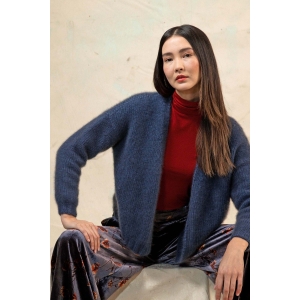 Deze trui met ronde hals wordt van boven naar onder met verkorte naalden in de nek gebreid van het Lang Yarns Cashmere Light garen.