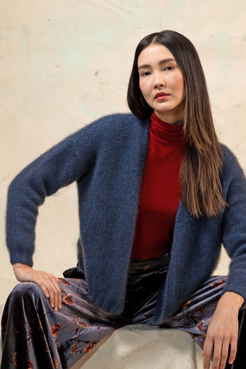 Lang Yarns - Cardigan Jasmin - 60-11 | Het Wolhuis Deze trui met ronde hals wordt van boven naar onder met verkorte naalden in de nek gebreid van het Lang Yarns Cashmere Light garen.