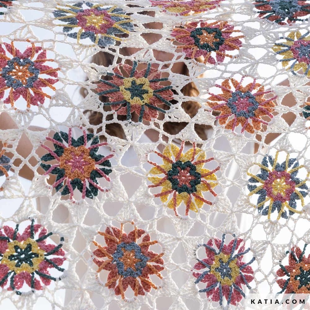 Bloemen sjaal - Attylovesforcrochet | Het Wolhuis Bloemen sjaal - Attylovesforcrochet