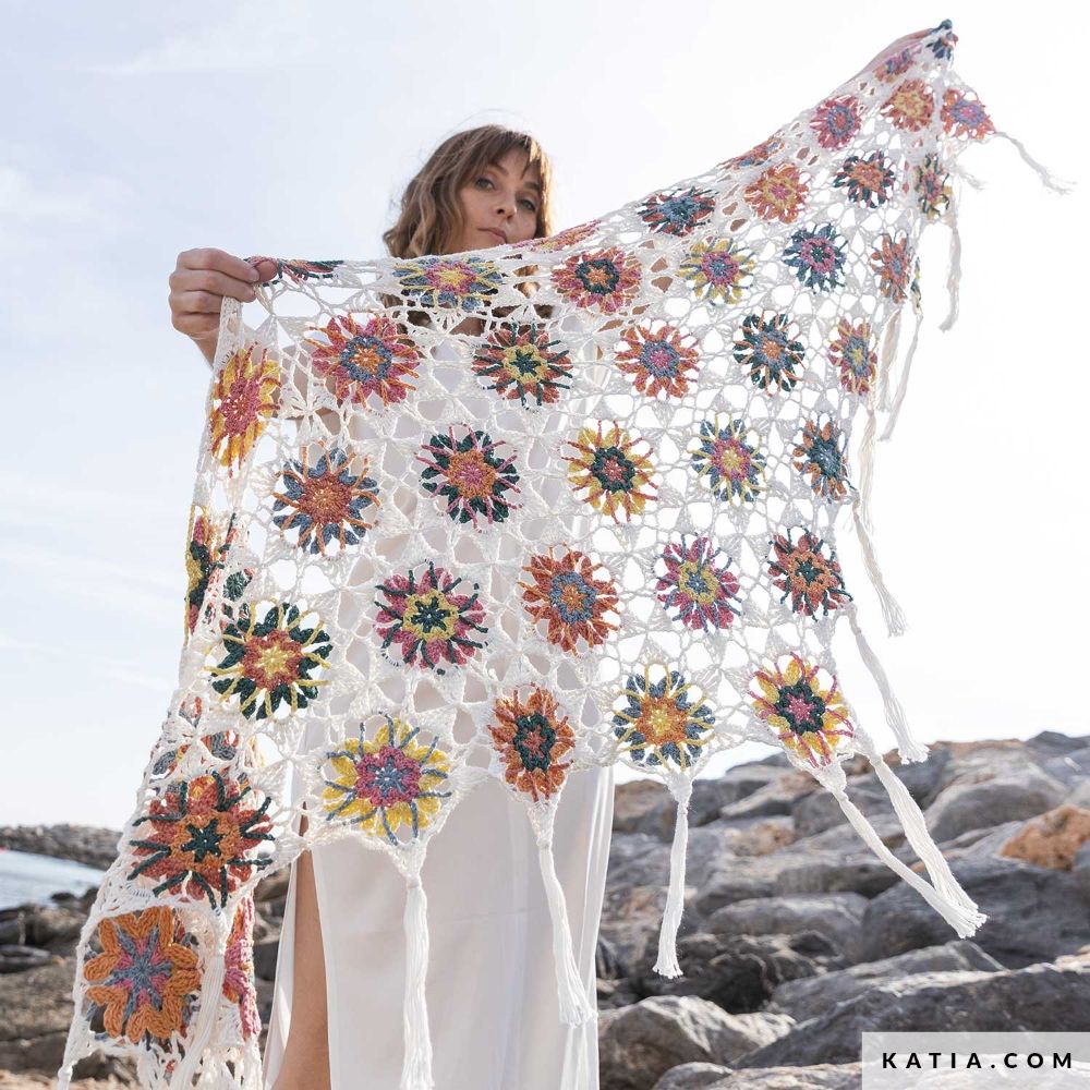 Bloemen sjaal - Attylovesforcrochet | Het Wolhuis Bloemen sjaal - Attylovesforcrochet