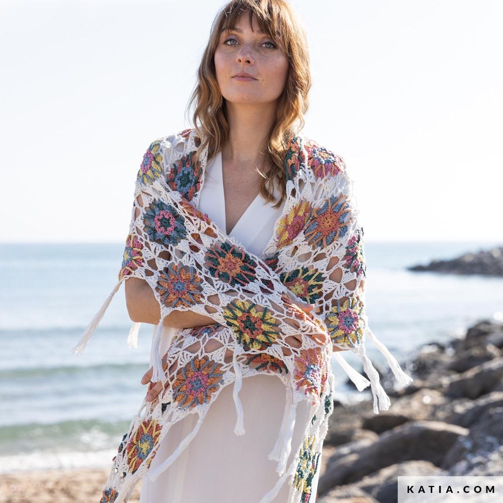 Bloemen sjaal - Attylovesforcrochet | Het Wolhuis Bloemen sjaal - Attylovesforcrochet