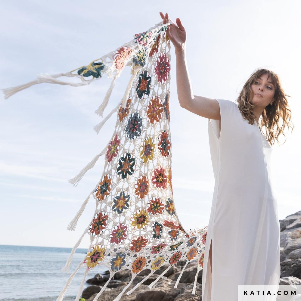 Bloemen sjaal - Attylovesforcrochet | Het Wolhuis Bloemen sjaal - Attylovesforcrochet