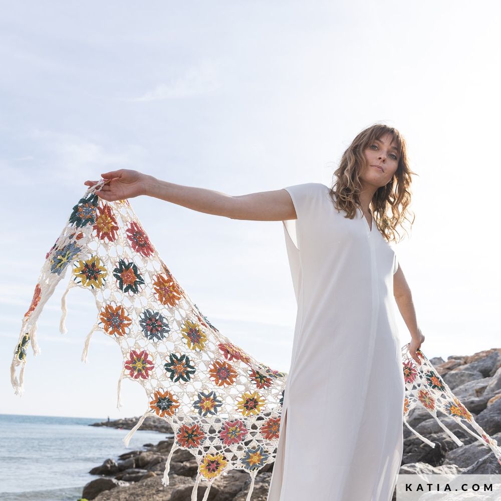 Bloemen sjaal - Attylovesforcrochet | Het Wolhuis Bloemen sjaal - Attylovesforcrochet