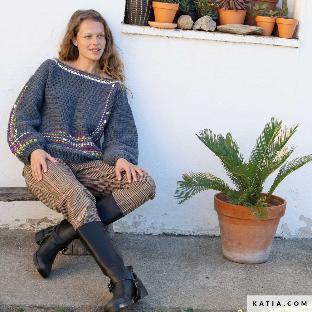 Katia - Damestrui met borduursels van Merino Aran - Crochet 118-06 | Het Wolhuis Katia - Damestrui met borduursels van Merino Aran - Crochet 118-06
