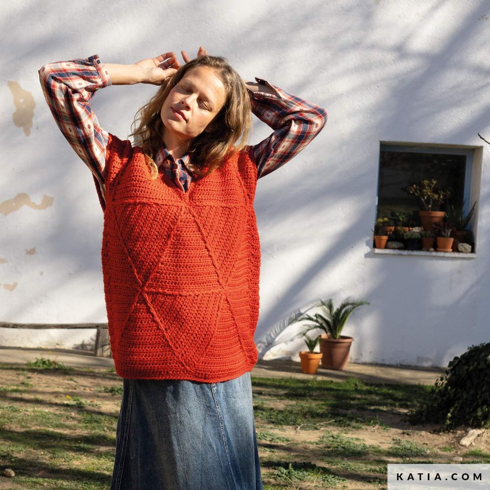 Katia - Driehoekig gehaakt vest met Merino Aran - Crochet 118-15 | Het Wolhuis Katia - Driehoekig gehaakt vest met Merino Aran - Crochet 118-15