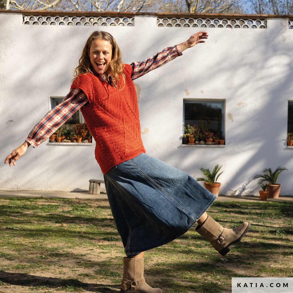 Katia - Driehoekig gehaakt vest met Merino Aran - Crochet 118-15 | Het Wolhuis Katia - Driehoekig gehaakt vest met Merino Aran - Crochet 118-15