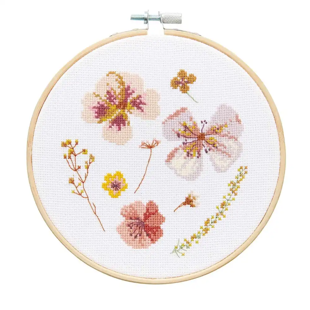 Rico Kruissteekpakket Gedroogde Bloemen - 100136 | Het Wolhuis Rico Kruissteekpakket Gedroogde Bloemen - 100136