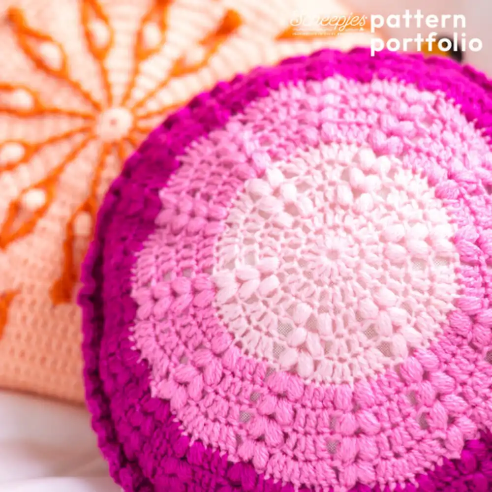 In Bloom Cushions By Lucy Djevdet - Middelgroot | Het Wolhuis Scheepjes Pattern portfolio Colour CrafterIn Bloom Cushions | Het Wolhuis