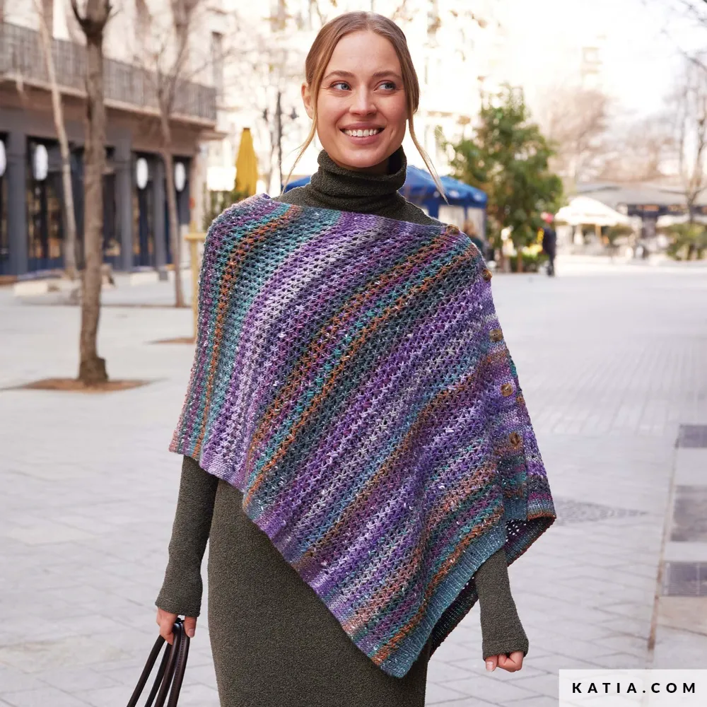 Katia - Asymmetrische poncho van Zekkei | Het Wolhuis Katia - Asymmetrische poncho van Zekkei | Het Wolhuis