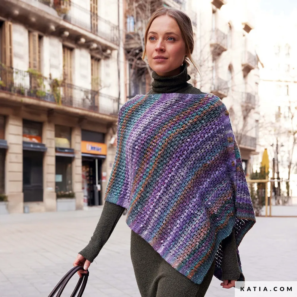 Katia - Asymmetrische poncho van Zekkei | Het Wolhuis Katia - Asymmetrische poncho van Zekkei | Het Wolhuis