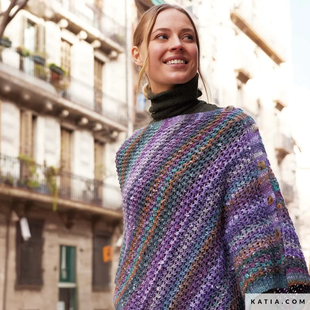 Katia - Asymmetrische poncho van Zekkei | Het Wolhuis Katia - Asymmetrische poncho van Zekkei | Het Wolhuis