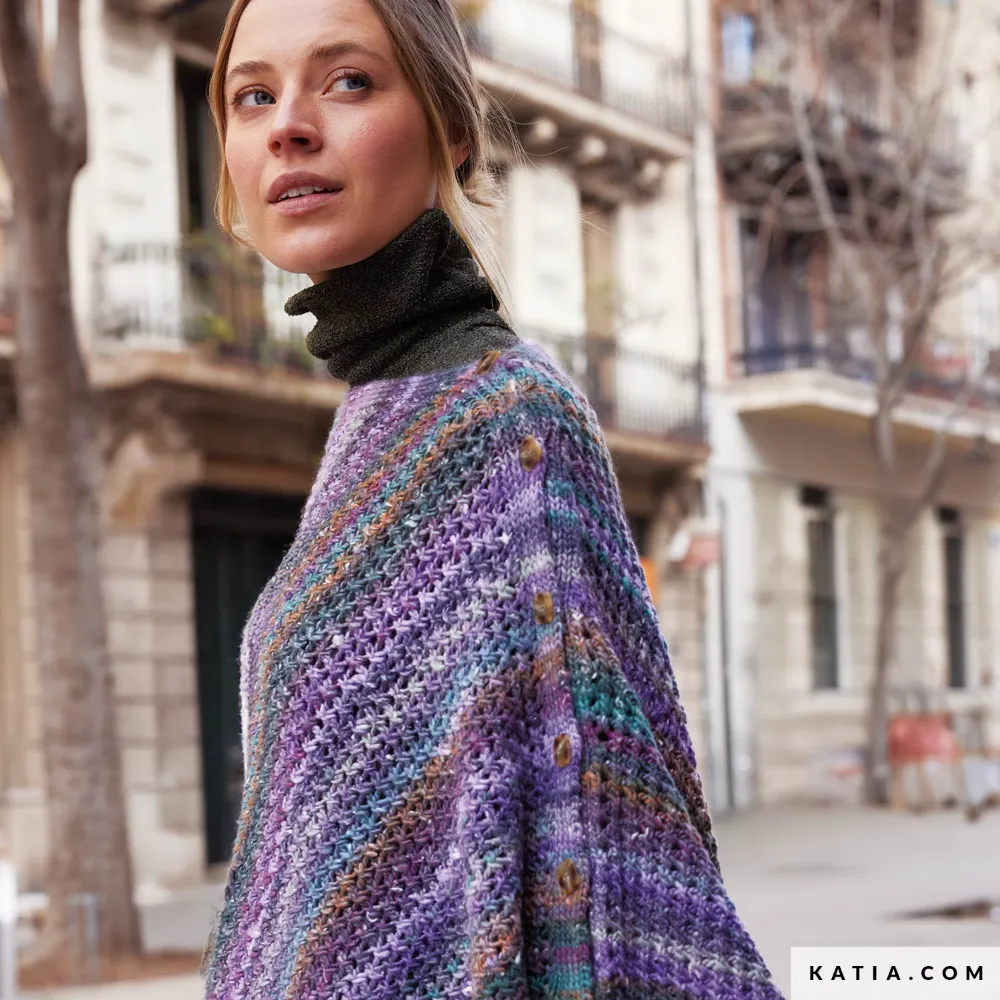 Katia - Asymmetrische poncho van Zekkei | Het Wolhuis Katia - Asymmetrische poncho van Zekkei | Het Wolhuis