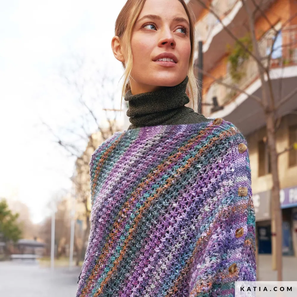 Katia - Asymmetrische poncho van Zekkei | Het Wolhuis Katia - Asymmetrische poncho van Zekkei | Het Wolhuis