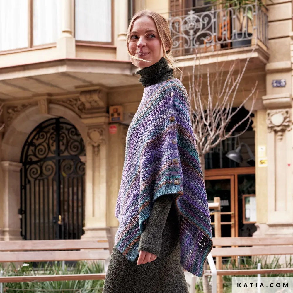 Katia - Asymmetrische poncho van Zekkei | Het Wolhuis Katia - Asymmetrische poncho van Zekkei | Het Wolhuis