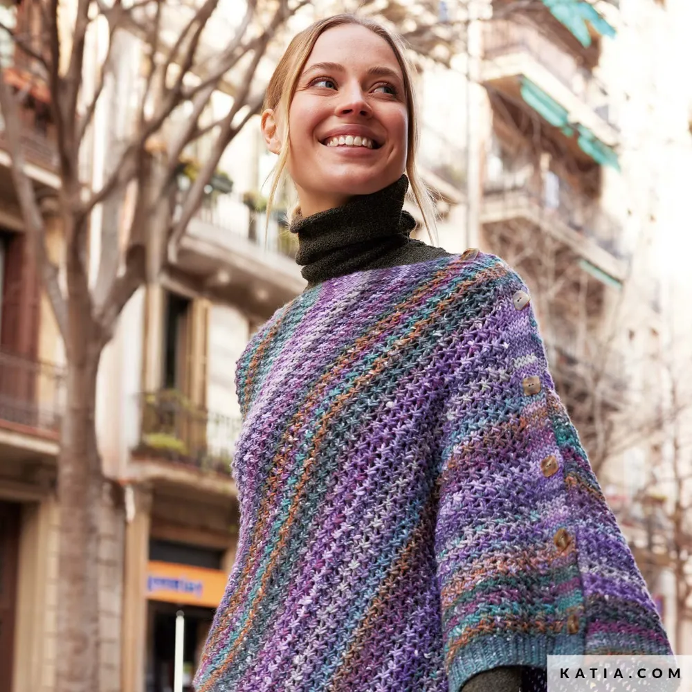 Katia - Asymmetrische poncho van Zekkei | Het Wolhuis Katia - Asymmetrische poncho van Zekkei | Het Wolhuis