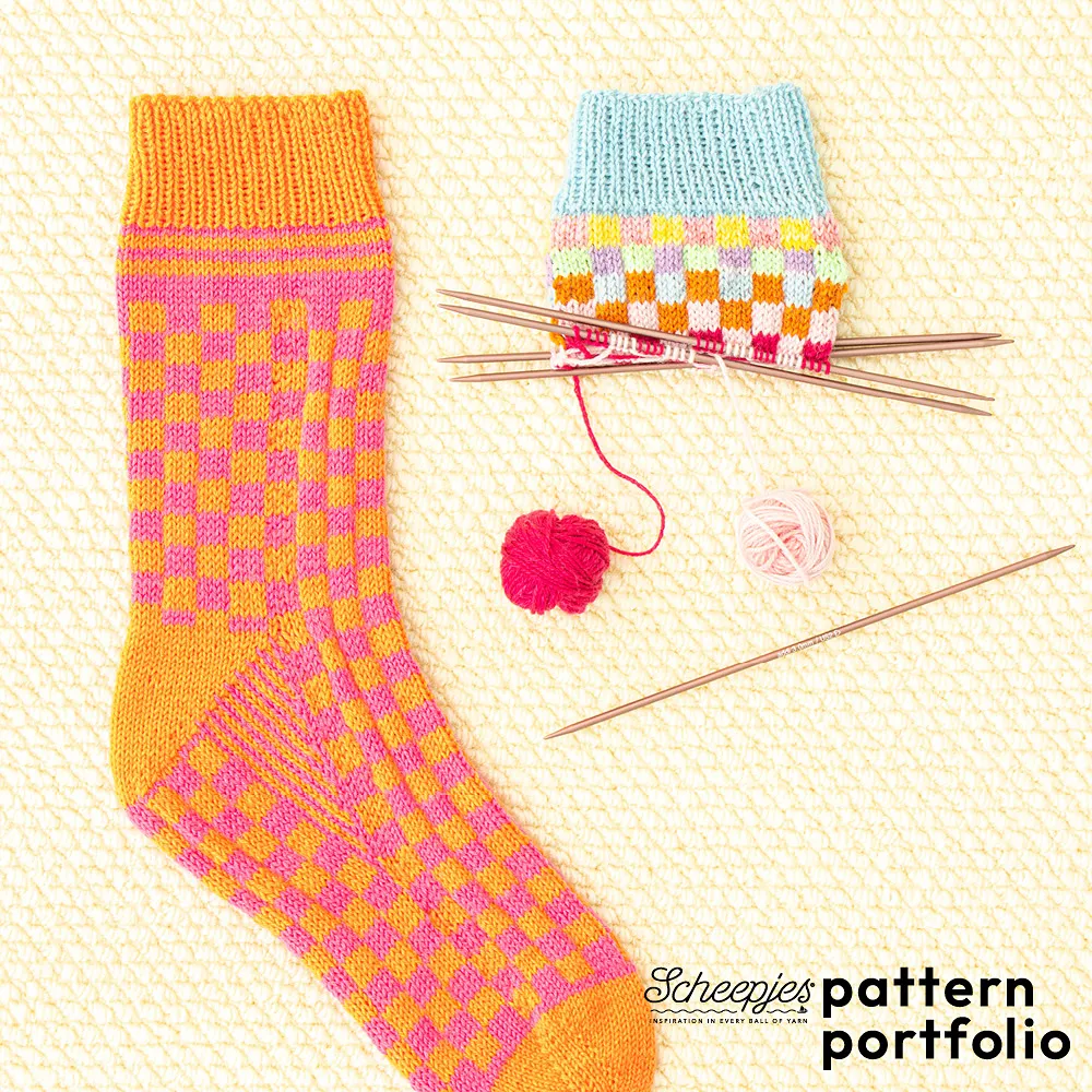Coral Sunset Socks By Carmen Jorissen | Het Wolhuis Coral Sunset Socks By Carmen Jorissen | Het Wolhuis