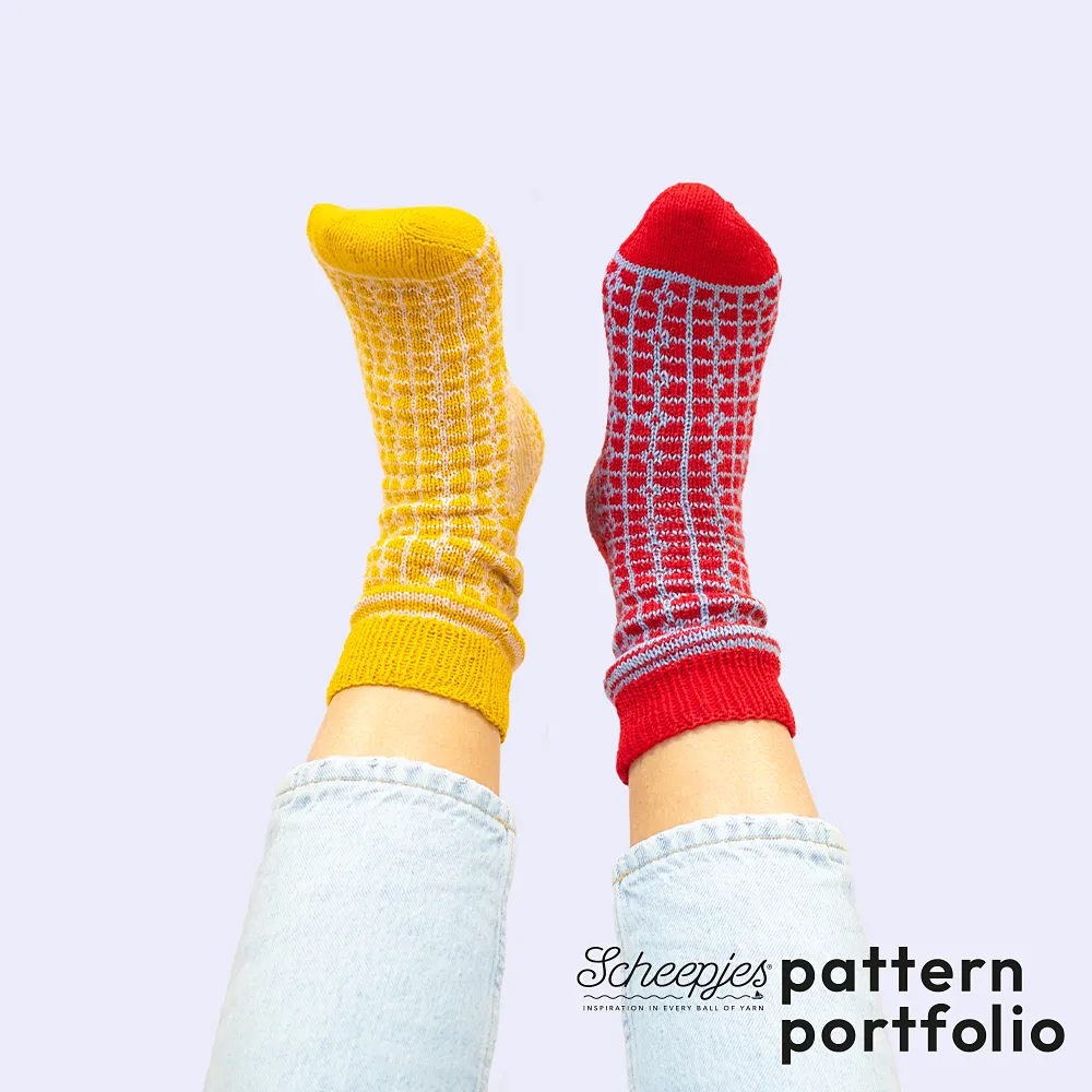 Scarlet Bloom Socks By Carmen Jorissen | Het Wolhuis Scarlet Bloom Socks By Carmen Jorissen | Het Wolhuis