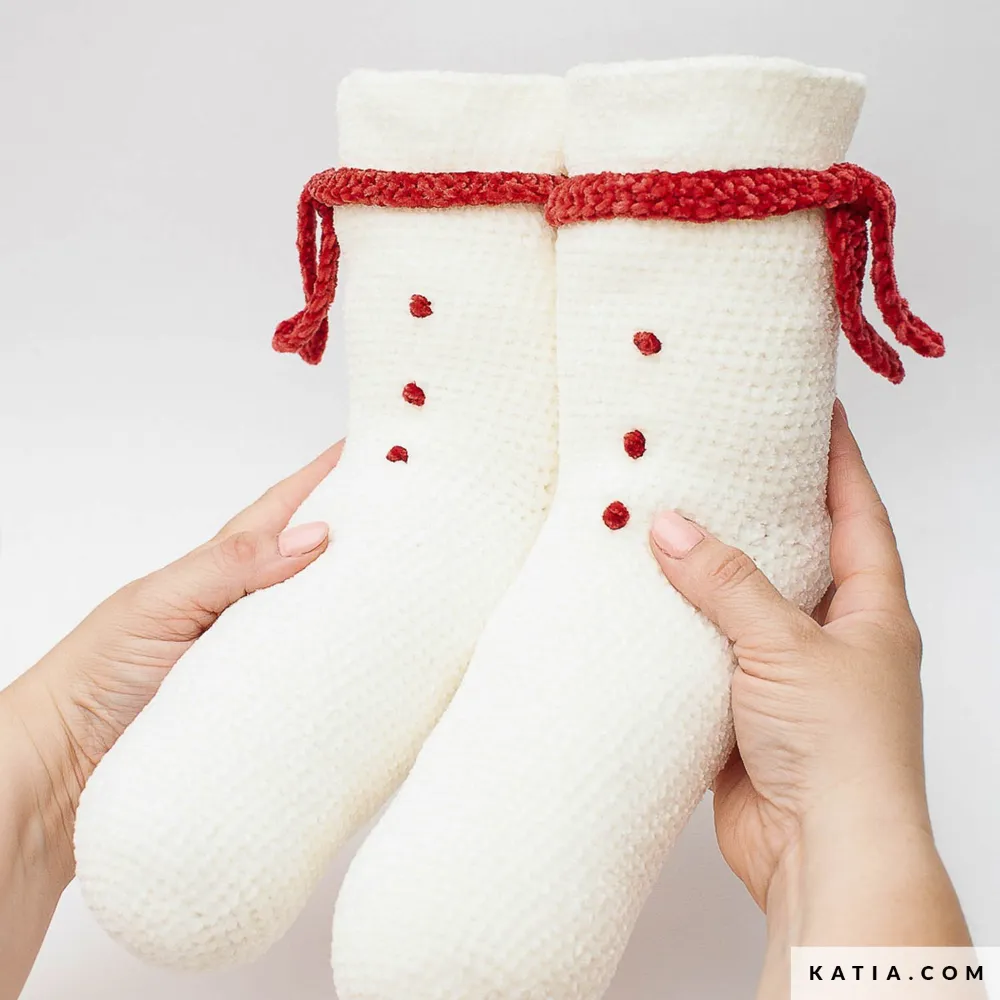Katia - Sneeuwpop sokken van Sockirumi | Het Wolhuis Katia - Sneeuwpop sokken van Sockirumi | Het Wolhuis