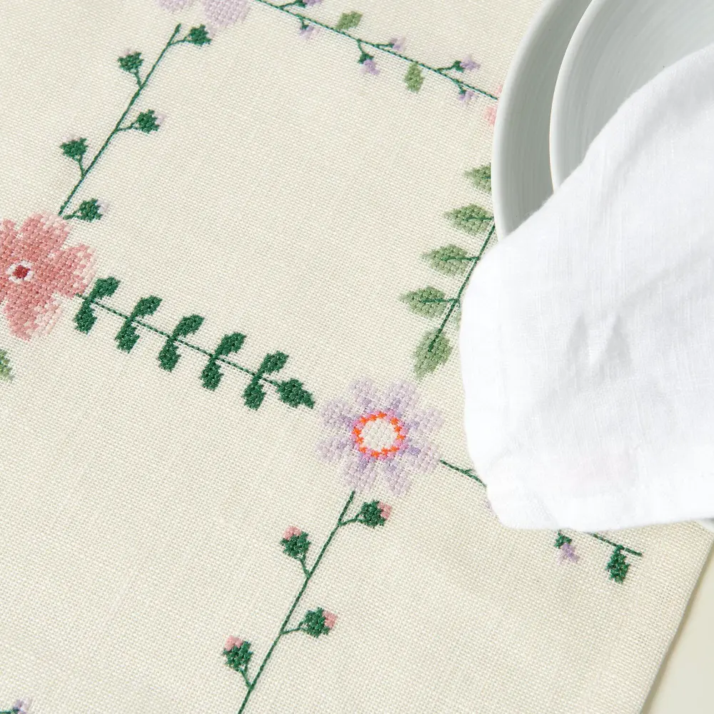 Rico - Borduurpakket Getelde Kruissteek, Weidebloemen Tafelloper, 42 x 164 cm - 100533 | Het Wolhuis Rico Borduurpakket Getelde Kruissteek, Weidebloemen Tafelloper, 42 x 164 cm - 100533 | Het Wolhuis