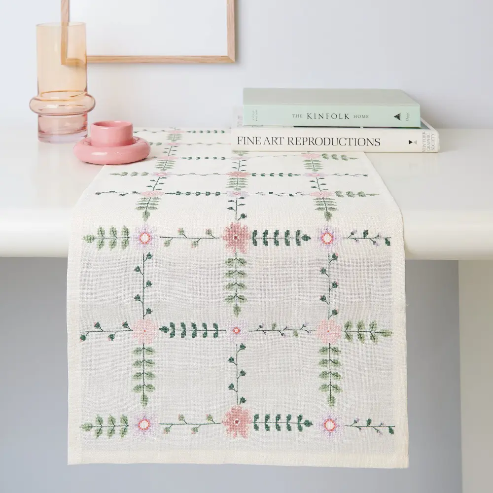 Rico - Borduurpakket Getelde Kruissteek, Weidebloemen Tafelloper, 42 x 164 cm - 100533 | Het Wolhuis Rico Borduurpakket Getelde Kruissteek, Weidebloemen Tafelloper, 42 x 164 cm - 100533 | Het Wolhuis