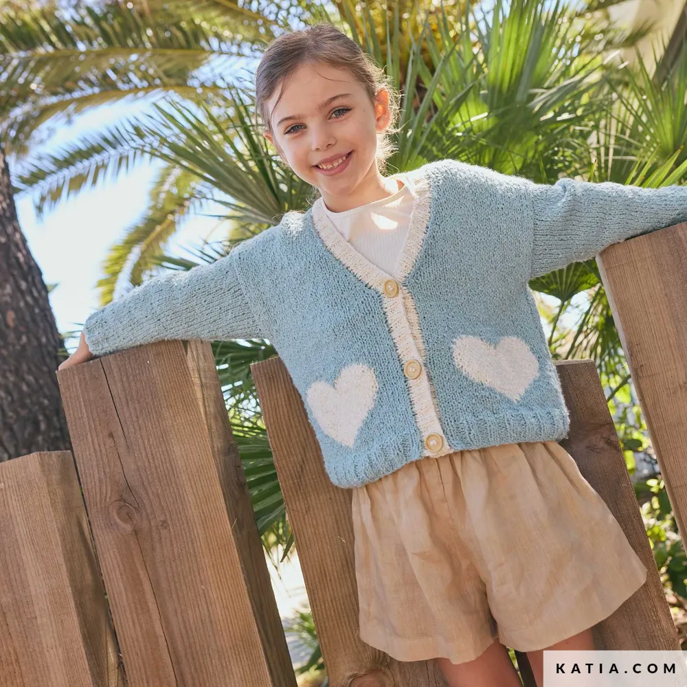 Katia - Vest met hartjes als intarsia van Onda - 117-03 | Het Wolhuis Katia - Jasje met hartjes als intarsia van Onda - 117-03 | Het Wolhuis