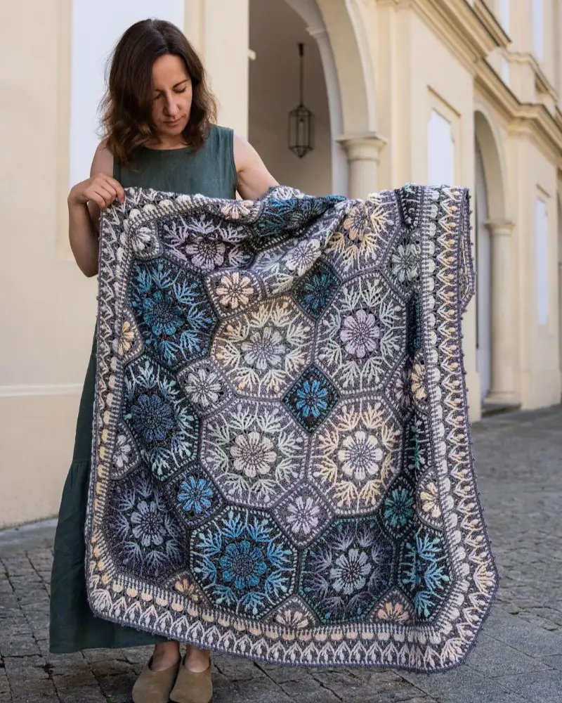 Fae Fleur Blanket by Tatsiana - Midnight Fleur | Het Wolhuis Fae Fleur Blanket by Tatsiana - Midnight Fleur | Het Wolhuis
