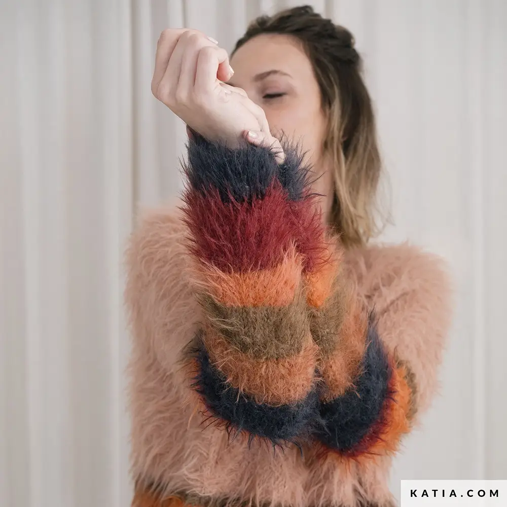 Katia - Trui in het rond in Fur Moda | Het Wolhuis Katia - Trui in het rond in Fur Moda | Het Wolhuis