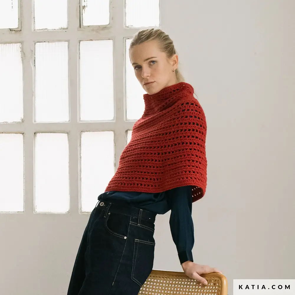 Katia - Gehaakte korte cape van Merino Aran | Het Wolhuis Katia - Gehaakte korte cape van Merino Aran | Het Wolhuis