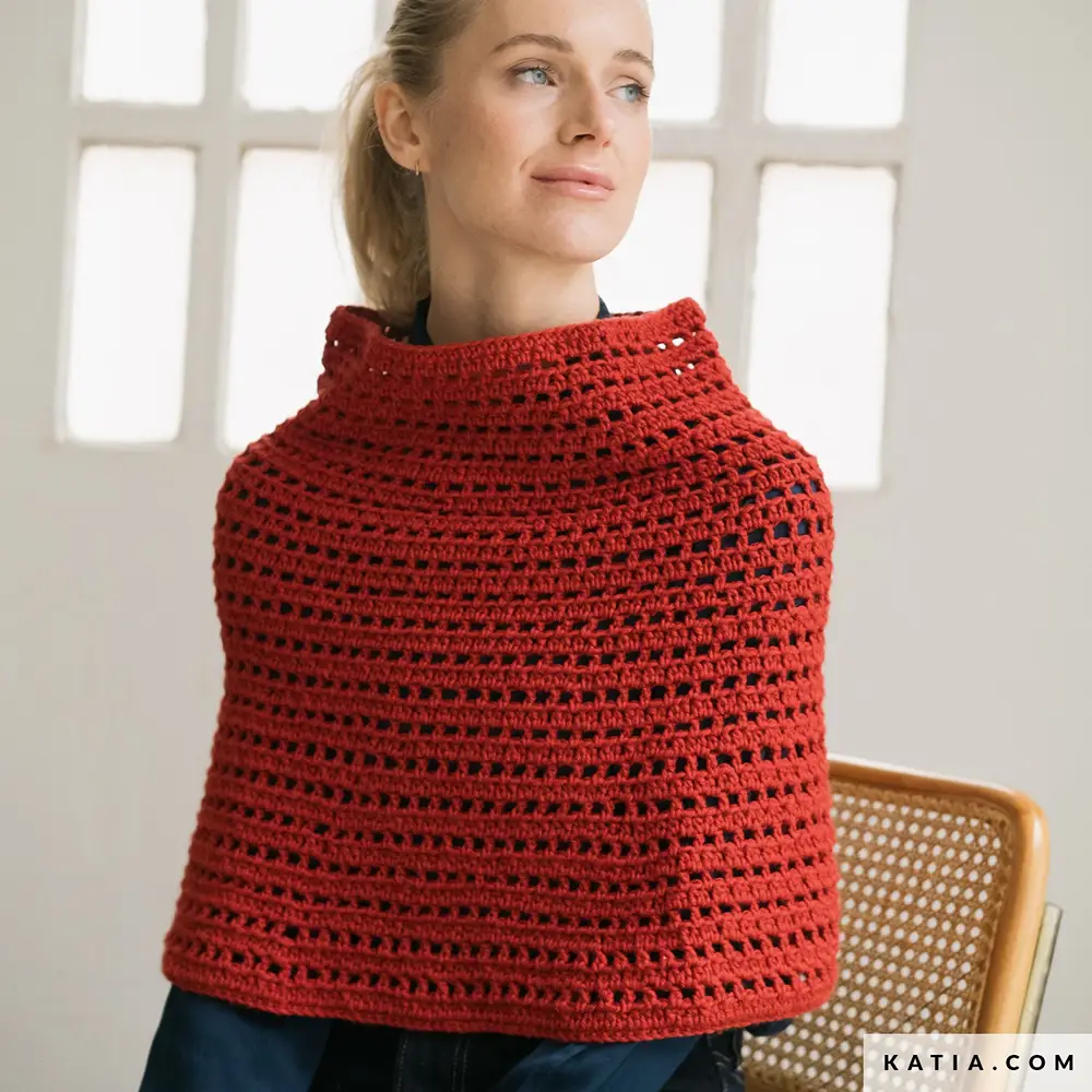 Katia - Gehaakte korte cape van Merino Aran | Het Wolhuis Katia - Gehaakte korte cape van Merino Aran | Het Wolhuis