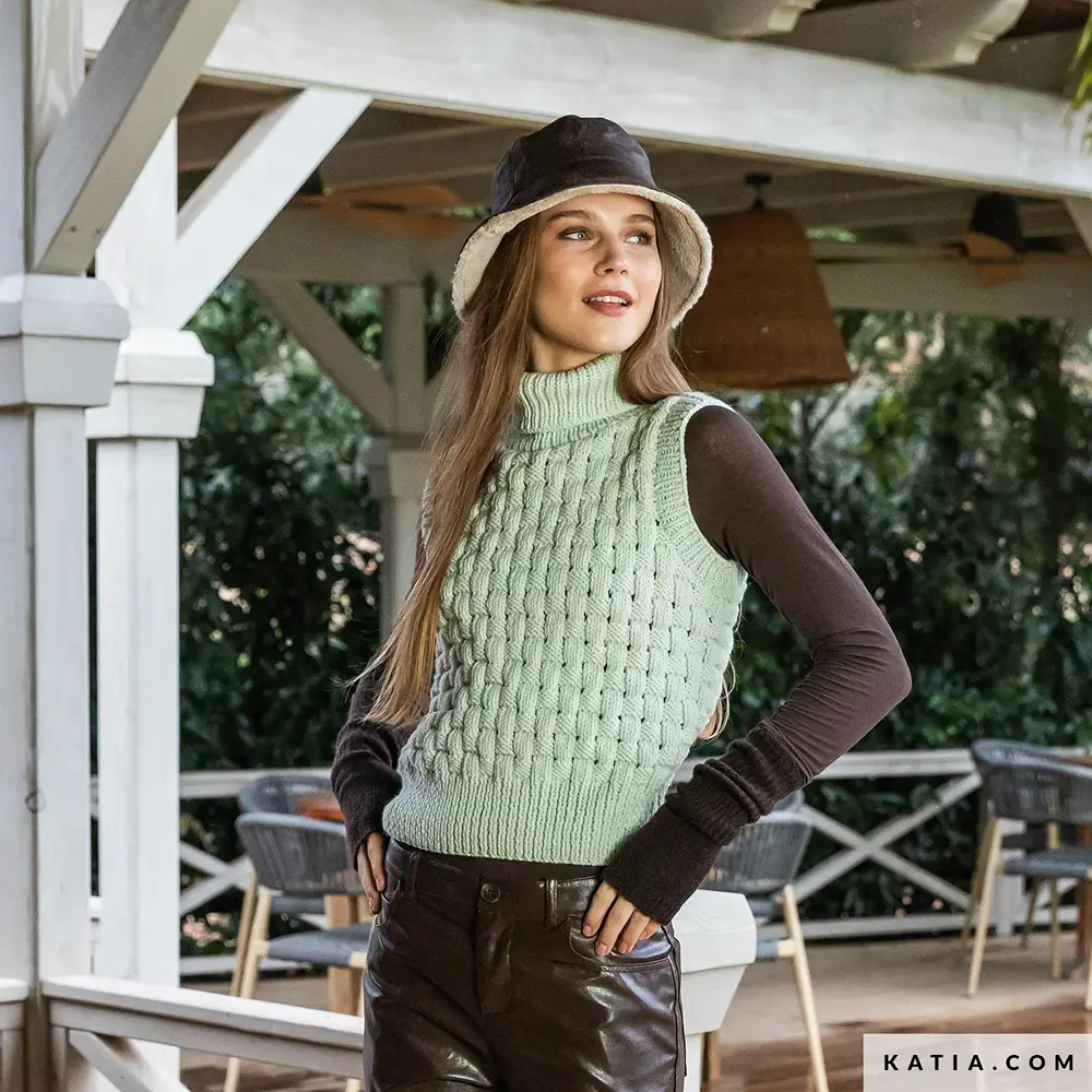 Katia - Spencer met hoge hals van The Basic Chunky - 2-20 | Het Wolhuis Katia - Spencer met hoge hals van The Basic Chunky - 2-20 | Het Wolhuis