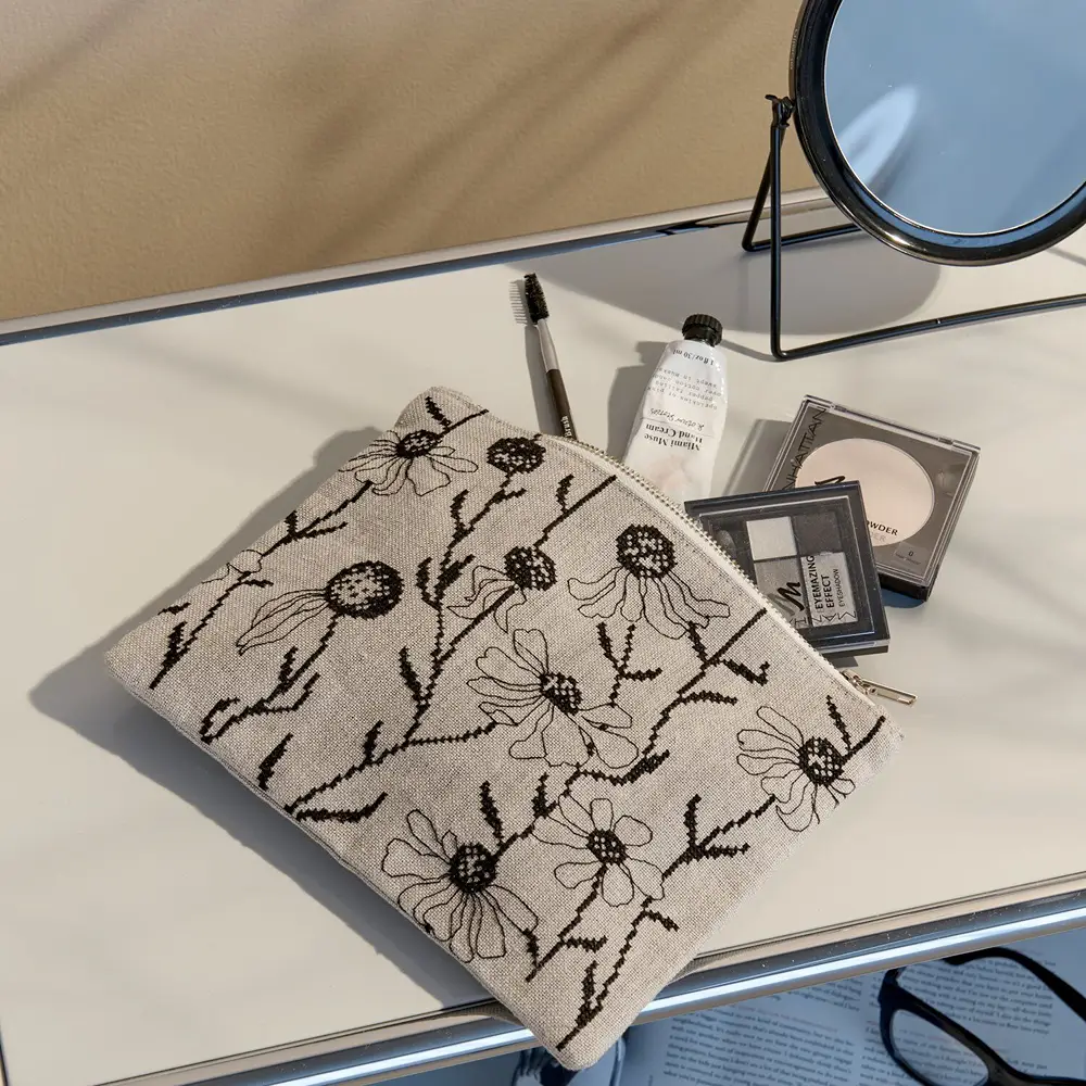 Rico - Borduurpakket met geteld kruissteekmotief: Echinacea-etui - 100442 | Het Wolhuis Rico Borduurpakket met geteld kruissteekmotief: Echinacea-etui - 100442 | Het Wolhuis